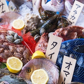 【厳選した食材を使った本物の味】“市場”の名前の通り毎日仕入れる新鮮な食材は、サルヴァトーレが吟味したこだわりの素材ばかり。 福岡産はもちろん、九州のものを中心に取り揃えております。素材が持つ力を最大限に引き出す調理法で、サルヴァトーレらしいリズミカルで美味しい一皿をご提供いたします。