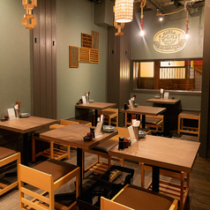 鉄板の音と香りが食欲をそそる渋谷の人気居酒屋。活気ある店内は仕事帰りの一杯や二次会にも最適。カウンター席で一人飲み、テーブル席で仲間とワイワイ、どんなシーンにもマッチする空間です。