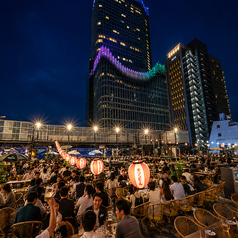 新宿の高層ビル群を間近に望む絶好のロケーション。提灯の灯りが彩る屋上空間は、まるで海外のルーフトップバーのような雰囲気です。開放的な景色とともに、BBQや世界のビールをゆっくりお楽しみください。