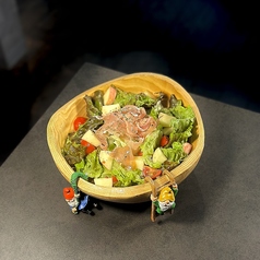 風に舞う生ハムサラダ