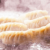 人気No１！手作り焼餃子！！一人前6個231円～！20、30、40個入りもございます。パリパリの皮にジューシーな肉汁が口の中に広がり、ビールとの相性抜群です！セットメニューや水餃子もオススメです♪
