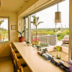 読谷ののどかな風景を眺めながらお食事が出来ます!ゆったりうちなータイムを満喫♪