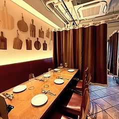 ソファー席をカーテンで仕切ることで、プライベートな空間を演出。テーブルを繋げれば最大10名様までご利用可能です。