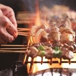 炭火にこだわって焼き上げた焼き鳥は当店の人気メニュー！リーズナブルにお楽しみいただけます◎