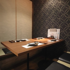 【テーブル完全個室:4~6名様】 和のテイストをふんだんにあしらったこちらの空間は、空間の奥には、坪庭をイメージしたおしゃれなスペースもございます。普段の食事会、宴会はもちろん、接待やお祝い事など、大切な方をもてなすお食事会にもおすすめの、プレミアムな空間です。