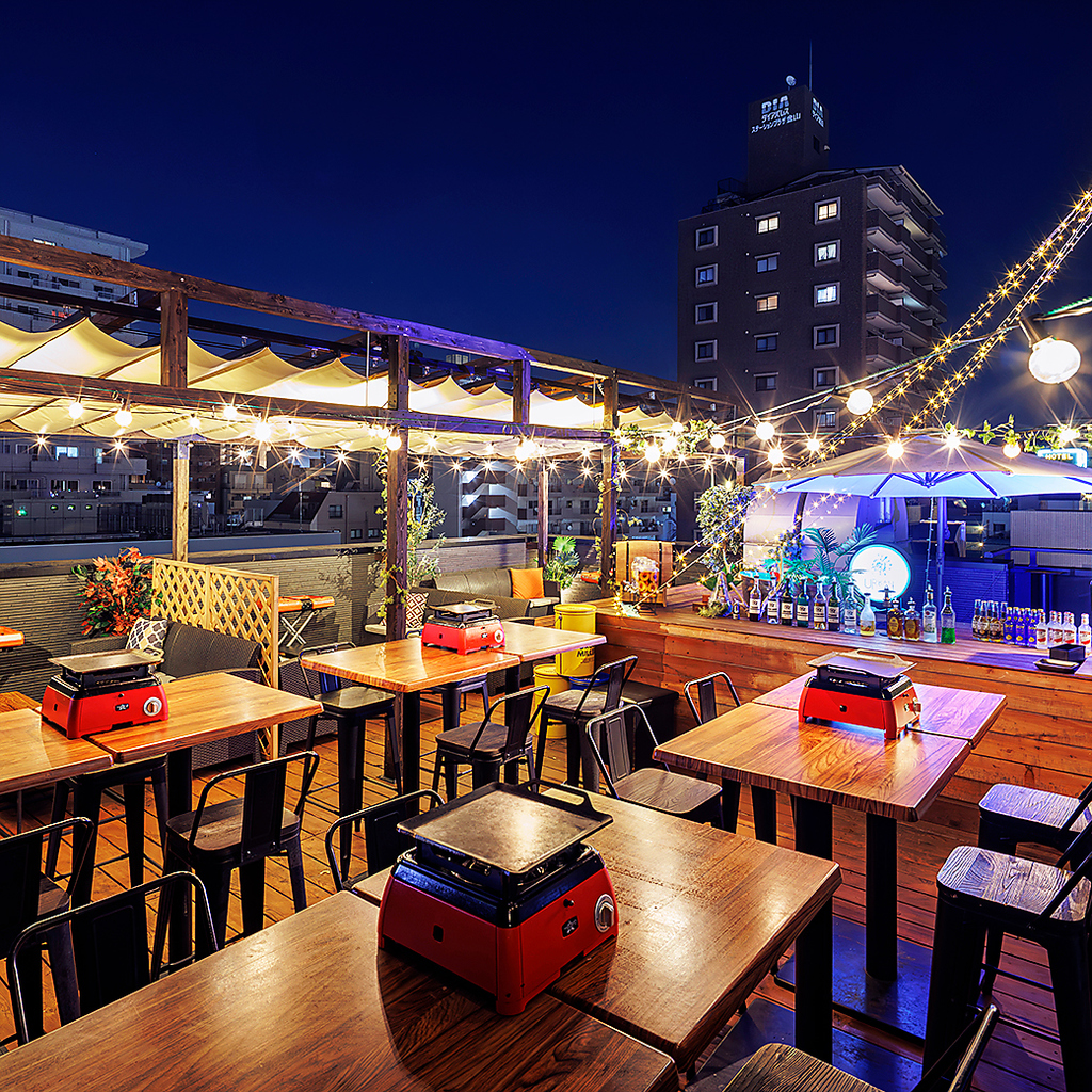 開放感のあるスペースで美味しいお肉とお酒を満喫