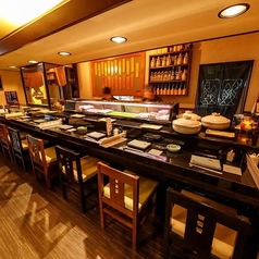 職人技を目の前で楽しめる特等席。お一人様や女性の方でもお気軽にご利用いただける、人気のお席です。