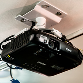 プロジェクター完備♪それぞれのお部屋にプロジェクターを完備♪主な媒体からの接続可能！盛り上げアイテムとして大活躍♪