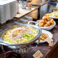 アツアツの料理が並ぶビアホール