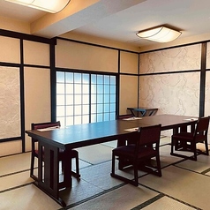 和室に6名様がお座りいただけるテーブル席をご用意しております。