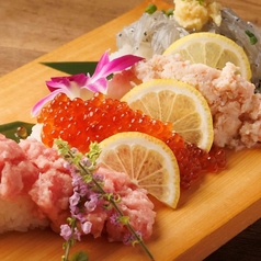 贅沢いくらとマグロ、蟹、しらすのこぼれ寿司