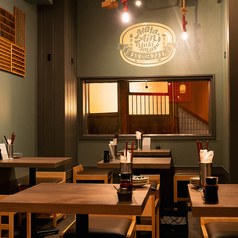 名物の梅干サワー・レモンサワーを片手に、鉄板出汁巻き玉子や揚げたて天ぷらをゆっくり堪能できます。おしゃれだけど肩肘張らない、居心地の良さが自慢です。