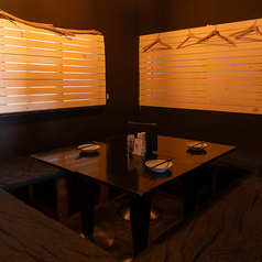 【2F】小上がりの半個室となっております。4名様～最大で8名様までご利用可能です。プライベート感たっぷりの半個室は大変人気のお席の為、ご希望の方はお早目のご予約をお願い申し上げます！※ご状況によりご希望に添えない場合がございます。