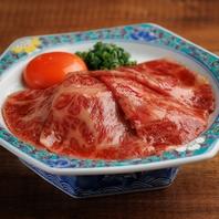 見た目も優美な肉料理や和食が並ぶモダン居酒屋。