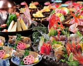 今宵は横浜の割烹料理屋で、じっくり新潟・佐渡の旬、美酒美食を囲んで語り合う！豪勢な「特選お造り盛合せ」をはじめとした、日本海の旬の新鮮食材を使った豪華お料理の数々を贅沢に堪能ください。宴を豪華に彩る宴会コースオプションは『+1000円で新潟地酒15種も飲み放題』『+1000円で飲み放題1時間延長』などご用意！