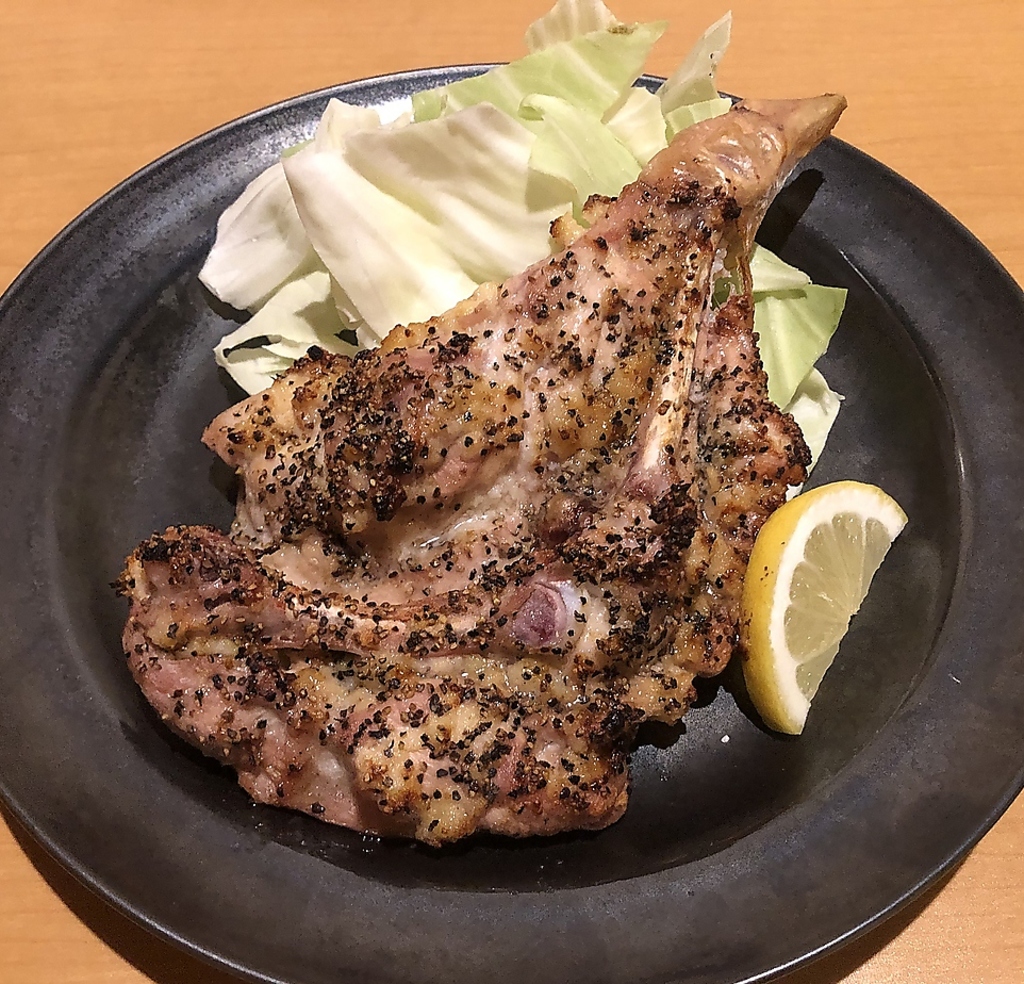 骨付の鶏肉をブラックペッパーやガーリックで味付し、香ばしく焼き上げ風味が広がる香り高い一品です