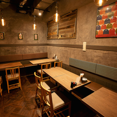 渋谷駅近の居酒屋で、木の温もりに包まれた落ち着く空間。名物の梅干サワーや鉄板出汁巻き玉子を味わいながら、カウンターでしっぽり、テーブルでワイワイ。女子会・飲み会・デートにもぴったりです。