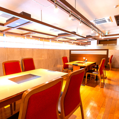 広々とした店内です。人数に応じて様々なテーブル席ご用意しております。