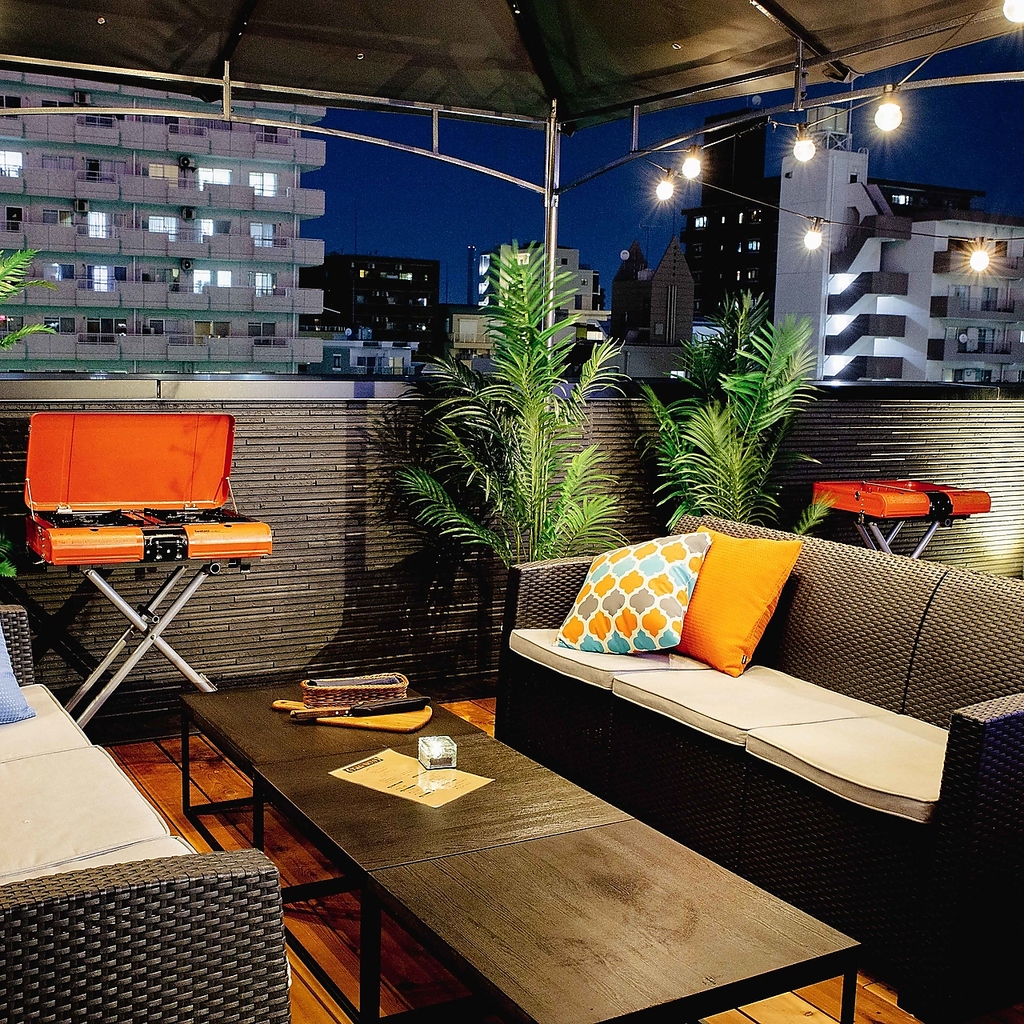 SNS映え抜群のソファー席はラグジュアリー感満載。