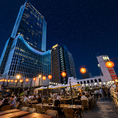 新宿の夜景を眺めながら食事を楽しめるテーブル席。少人数からグループ利用まで幅広く対応しており、仕事帰りの飲み会や友人同士のお集まりにもおすすめです。開放感あふれる屋上空間で、BBQやシュラスコを囲みながら特別なひとときをお過ごしください。