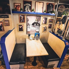 いつも早い者勝ち！？独立したテーブル席は常連さんがいつもいる！？