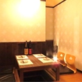 【半個室】掘りごたつ、半個室席です。友人や家族、同僚との特別なひとときを過ごすなら、ぜひご利用ください。自慢の料理と上質なサービスが、皆様のお祝いや記念日を華やかに彩ります。お客様のご要望に合わせたカスタマイズも可能ですので、お気軽にご相談ください。素敵な時間を過ごすために、当店をご利用ください。