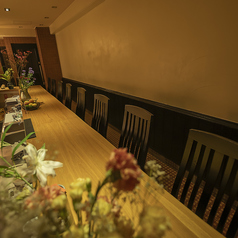 【カウンター×10席】広々とゆとりがあって使いやすいカウンター席を完備!仕事帰りのサク飲みにも気軽にご利用いただけるお席です♪