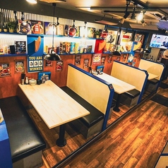 開けた空間に広々お席！コンセントも完備★