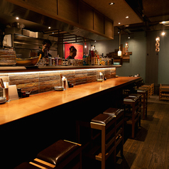 鉄板で焼き上げる出汁巻き玉子や、揚げたて天ぷらの香りが広がる店内は、カウンター・テーブル・半個室を完備。デートや女子会、会社帰りの飲み会にも最適です。