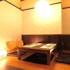 【半個室】掘りごたつ、半個室席です。友人や家族、同僚との特別なひとときを過ごすなら、ぜひご利用ください。自慢の料理と上質なサービスが、皆様のお祝いや記念日を華やかに彩ります。お客様のご要望に合わせたカスタマイズも可能ですので、お気軽にご相談ください。素敵な時間を過ごすために、当店をご利用ください。