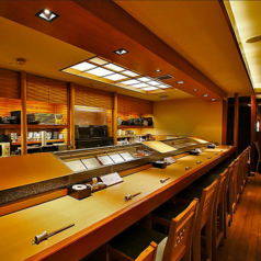 熟練の料理人が目の前で調理する様子を眺めながら、贅沢なひとときを過ごせるのが特等席の醍醐味です。お仕事帰りの一杯や、自分へのご褒美ランチなど、大人の隠れ家のような雰囲気でお愉しみください♪