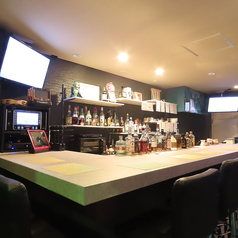 当店にはカウンター席をご用意しております◎お一人様からでもお気軽にご利用ください！全席喫煙可能となっておりますのでお煙草を吸われる方もごゆっくりとお寛ぎ頂ける空間です。深夜1時まで営業しております♪