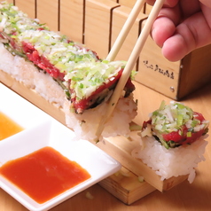 《ユッケ寿司》アボガドクリームチーズユッケ寿司(一本/ハーフ)