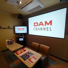 少人数でのご利用に最適な広々とした空間です。ゆったり座れるソファ席で、お食事を楽しみながら心ゆくまで歌い放題！最新のカラオケ機器を完備しているので、臨場感あふれるサウンドでカラオケを存分にお楽しみいただけます。