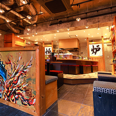 カウンター席の周りはアリーナの観客席のようなテーブル席。皆さまに楽しい時間を過ごしていただけるよう、元気と明るさが自慢のスタッフ達が精一杯おもてなしいたします！飲み会でのご利用はもちろん、女子会・デート・ご家族でのお食事など様々な用途でご利用ください。30～40名様までの店舗貸切も承っております！