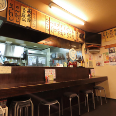 【カウンター席 1名×6】お一人様でも気兼ねなく過ごせるカウンター席を6席完備しています◎目の前には厨房があり、調理のライブ感を間近で感じられる特等席♪サクッと一杯飲みたい時や、自分へのご褒美タイムに最適です。落ち着いた照明の下で、スタッフとの距離も近く、アットホームな時間をお過ごしいただけます◎