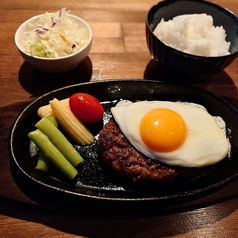 目玉焼き牛タンハンバーグライスセット