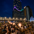 夜景と提灯の灯りが彩る屋上テラスは、大人のデートにもぴったり。心地よい夜風を感じながら、美味しい料理とお酒をゆっくり楽しめます。普段使いはもちろん、記念日や誕生日など特別な日のご利用にもおすすめです。