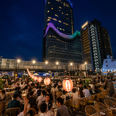 夜景と提灯の灯りが彩る屋上テラスは、大人のデートにもぴったり。心地よい夜風を感じながら、美味しい料理とお酒をゆっくり楽しめます。普段使いはもちろん、記念日や誕生日など特別な日のご利用にもおすすめです。