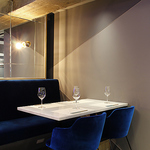 シックで落ち着いた雰囲気の店内となっております。洗練されたおしゃれな空間で料理やお酒を楽しむ。