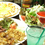 飲み放題付きコースは3000円(税抜)～！価格もリーズナブル♪お財布に優しい宴会を楽しもう！