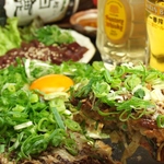 これがその名物【たぬき焼】生地、キャベツ、ソース、油かす…全てにこだわった自慢の一品。