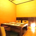 【半個室】掘りごたつ、半個室席です。友人や家族、同僚との特別なひとときを過ごすなら、ぜひご利用ください。自慢の料理と上質なサービスが、皆様のお祝いや記念日を華やかに彩ります。お客様のご要望に合わせたカスタマイズも可能ですので、お気軽にご相談ください。素敵な時間を過ごすために、当店をご利用ください。