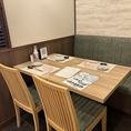 ゆったりと腰掛けられるソファー席をご用意しております。長居したくなるような快適な座り心地で、女子会やご家族でのお食事、長時間の宴会にもぴったりな設備です◎