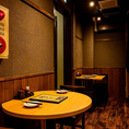 お一人様や少人数でご利用のお客様にも嬉しい丸テーブル席もご用意♪とれたての鮮魚のお刺身や名産のブランド豚【岩中豚】使用の美味しい炭焼きなど見た目や香り、味と五感でお楽しみください！