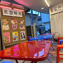 今、若い女性を中心に話題の韓国屋台ポチャが８席登場♪店の雰囲気も忠実に再現！フード・ドリンクもヤンニョムチキンをはじめチーズチヂミ・トッポギなど本場の味に拘りました。アルコール類もフルーツがゴロゴロ入ったチャミスルやフルーツ入りのマッコリもご用意してます！