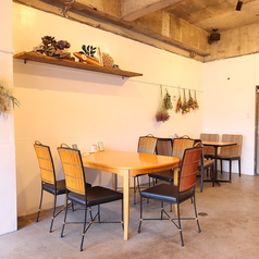 4名掛けテーブル席　2名掛けテーブル席