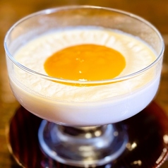 やわらか杏仁豆腐　濃厚マンゴーソース