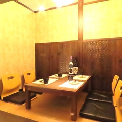 【半個室】お座敷、半個室席です。友人や家族、同僚との特別なひとときを過ごすなら、ぜひご利用ください。自慢の料理と上質なサービスが、皆様のお祝いや記念日を華やかに彩ります。お客様のご要望に合わせたカスタマイズも可能ですので、お気軽にご相談ください。素敵な時間を過ごすために、当店をご利用ください。