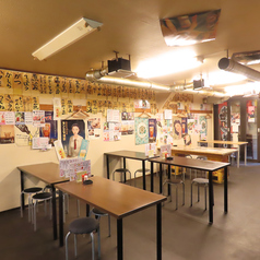 【テーブル 6名席×5】ゆったり座れる6名様用のテーブル席を5卓ご用意！中規模の飲み会や、ゆとりを持って座りたいグループにぴったりなお席です♪レトロな内装が醸し出す独特の空気感は、まるでお祭りに来たようなワクワク感を演出してくれます◎美味しいおつまみを囲んで、賑やかで心地よい夜をお過ごしください♪